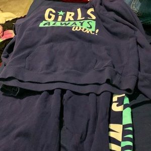 Super warm but light sweat suit super good lounge wear